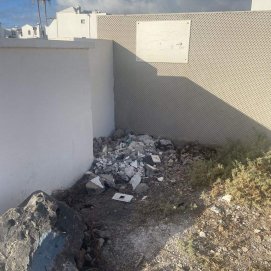 Los escombros depositados cerca de los contenedores en Tías