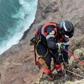 Rescate de un perro en el Risco de Famara