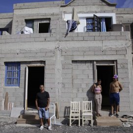 Los vecinos frente a las casas abandonadas en Playa Blanca (Foto: José Luis Carrasco)
