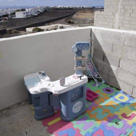 Familias que viven de okupas en el edificio que quiere ser desalojado en Playa Blanca (Fotos: José Luis Carrasco)