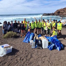 Los voluntarios en El Golfo recogiendo basura