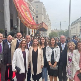 Manuel Fajardo, Loli Corujo y sus compañeros del Partido Socialista en la puerta del Congreso de los Diputados