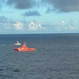 Dispositivo de búsqueda de un tripulante de un velero en la costa de Tinajo