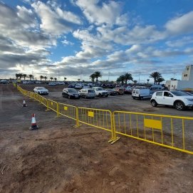 Trabajadores del Ayuntamiento vallan la parcela para las celebraciones de Navidad