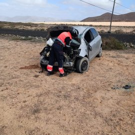 Un coche sufre un vuelco en la LZ-20 a la altura de Tinajo
