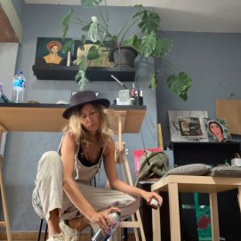 La artista Micaela Cometa, pintando uno de sus cuadros en su atelier