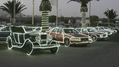 Concesionario de Cabrera Medina con los coches iluminados por Navidad. Fotos: Juan Mateos.