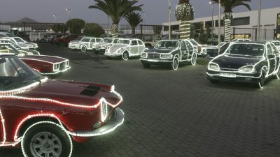 Concesionario de Cabrera Medina con los coches iluminados por Navidad. Fotos: Juan Mateos.