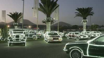 Concesionario de Cabrera Medina con los coches iluminados por Navidad. Fotos: Juan Mateos.