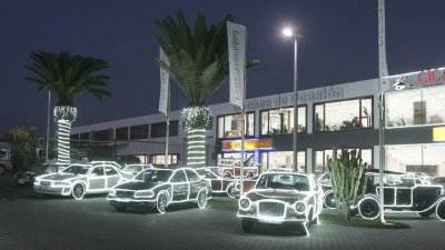 Concesionario de Cabrera Medina con los coches iluminados por Navidad. Fotos: Juan Mateos.
