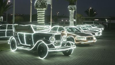 Concesionario de Cabrera Medina con los coches iluminados por Navidad. Fotos: Juan Mateos.