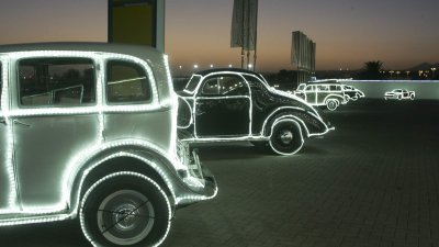 Concesionario de Cabrera Medina con los coches iluminados por Navidad. Fotos: Juan Mateos.