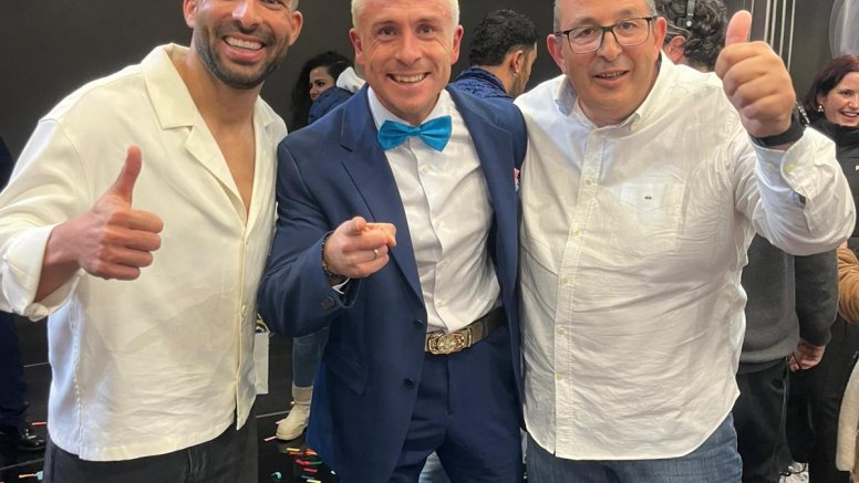 Los concejales de Yaiza Daniel Medina y Rubén Arca, junto al ganador Juan Quintana en la final de Gran Hermano