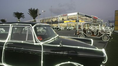 Concesionario de Cabrera Medina con los coches iluminados por Navidad. Fotos: Juan Mateos.