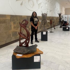 El artista César Corujo junto a la exposición 'Mis Vientos'