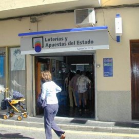 Administración de Lotería número 5 en la calle Ruperto González Negrín