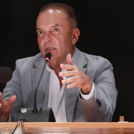 El alcalde de Tinajo, Jesús Machín, en un pleno del Ayuntamiento. Foto: José Luis Carrasco.