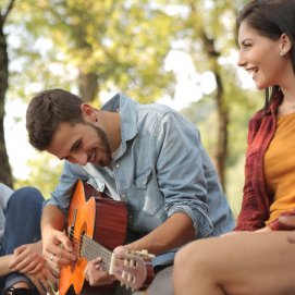 Jóvenes tocando la guitarra. Foto: Pexels.