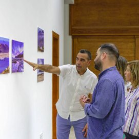 Visita a la exposición de Gustavo Medina en La Graciosa. Foto: Cabildo de Lanzarote.