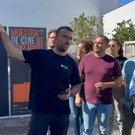 Exposición en 18 espacios públicos del municipio con vitrinas ocupadas por objetos de emigración. Foto: Ayuntamiento de Arrecife.