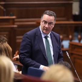 El consejero de Educación, Poli Suárez, durante su intervención en el Pleno del Parlamento en una imagen de archivo.