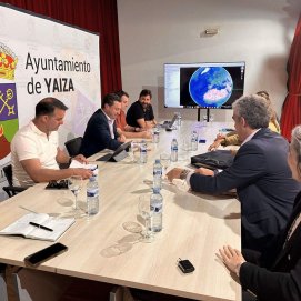 El alcalde de Yaiza, Óscar Noda, se ha reunido junto a la delegada de Redeia, matriz de Red Eléctrica en Canarias, Ainara Irigoyen