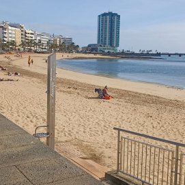 Imagen de este miércoles de la Playa de El Reducto. El Ayuntamiento prohíbe el baño de manera temporal