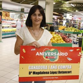 Magdalena López Betancort con el Premio Spar (Foto: José Luis Carrasco)