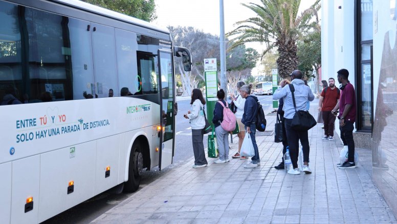 Personas subiéndose a una guagua en Arrecife. Transporte. Foto: La Voz de Lanzarote.