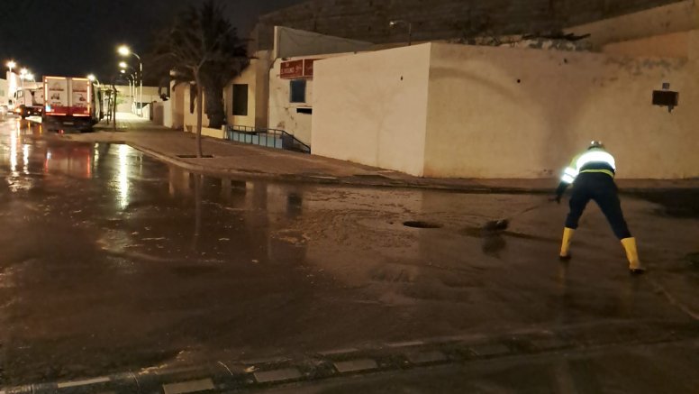 Limpieza de un tramo de la Avenida de Naos por la acumulación de aguas fecales.