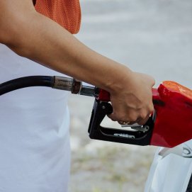 Una mujer repostando gasolina