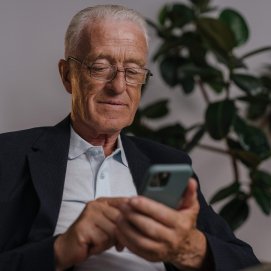 Una persona mayor utiliza un teléfono móvil. Foto: Pexels. 