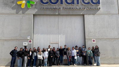 Los estudiantes junto a la entrada de Cofarca