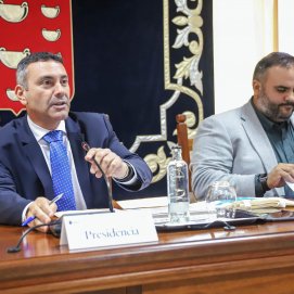 El consejero Samuel Martín, junto a Oswaldo Betancort. Foto: Cabildo de Lanzarote.