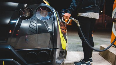 un cliente repostando gasolina