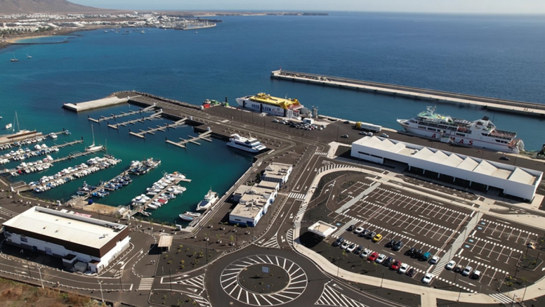 Vista aérea del puerto de Playa Blanca, Yaiza