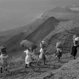Grupo de gracioseras bajando El Risco tras vender pescado en los pueblos del norte. Javier Reyes Acuña