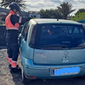 Rescate de una niña encerrada en un coche