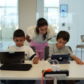 Dos niños participando en la iniciativa para promover la programación digital