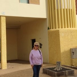 La mujer en la fachada de su vivienda en Los Alonso
