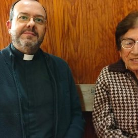 El cura Norberto junto a Juana Saavedra