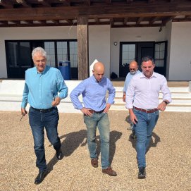 El consejero Jacobo Medina junto al alcalde de Tías José Juan Cruz en la visita a Conil