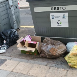 Unos vecinos de Arrecife se quejan del cúmulo de basura que se amontona en el portal de su edificio