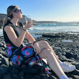 Eva Soriano en la playa con una copa de vino