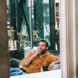 Hombre fumando en una terraza (Foto: Pexels)