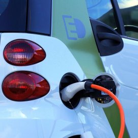 Vehículo eléctrico cargando