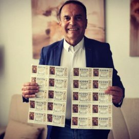 Jesús Machín con la lotería de Navidad 2023
