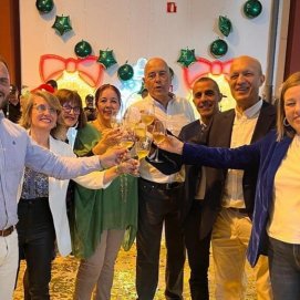 El alcalde de Arrecife Yonathan de León comparte el brindis con todos los ex alcaldes de la ciudad presentes en este encuentro navideño con la plantilla municipal