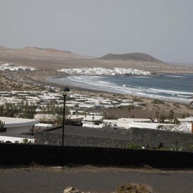 Vista panorámica de los Bungalows en Caleta de Famara. Foto: José Luis Carrasco.