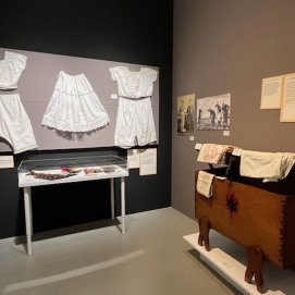 Muestra de ropa interior en la Casa Amarilla